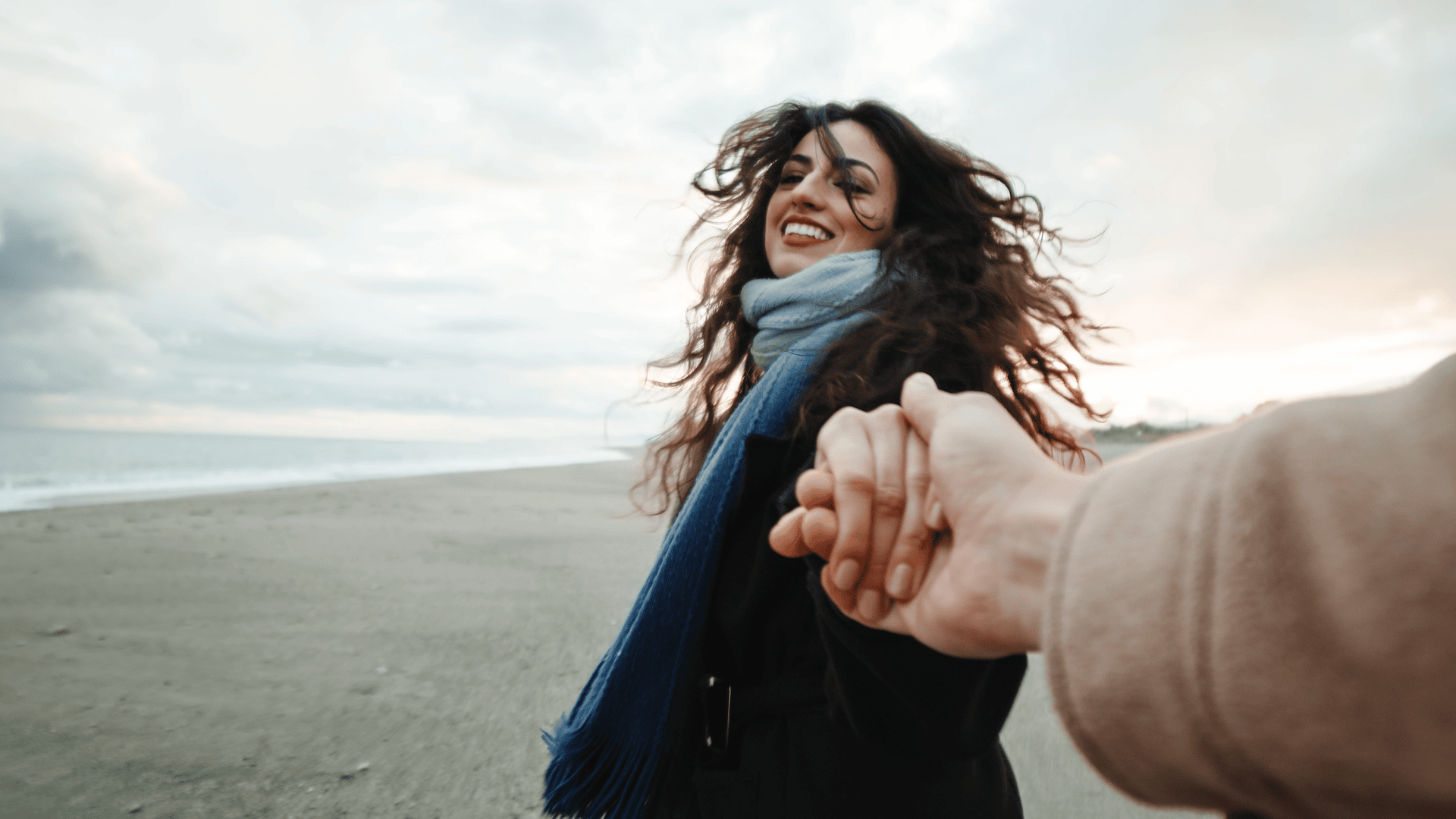 boy-and-girl-walking-on-the-beach-point-of-view boy-and-girl-walking-on-the-beach-point-of-view